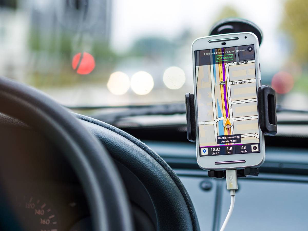 Spostamenti in auto: in quanti si può viaggiare tra fidanzati, conviventi e congiunti? article-post