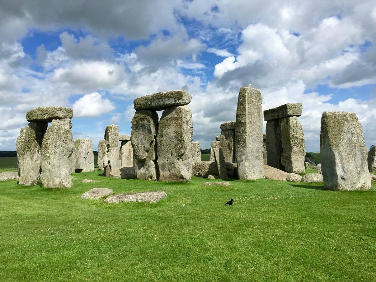 Stonehenge, la misteriosa origine dei megaliti e la leggenda di Re Artù article-post