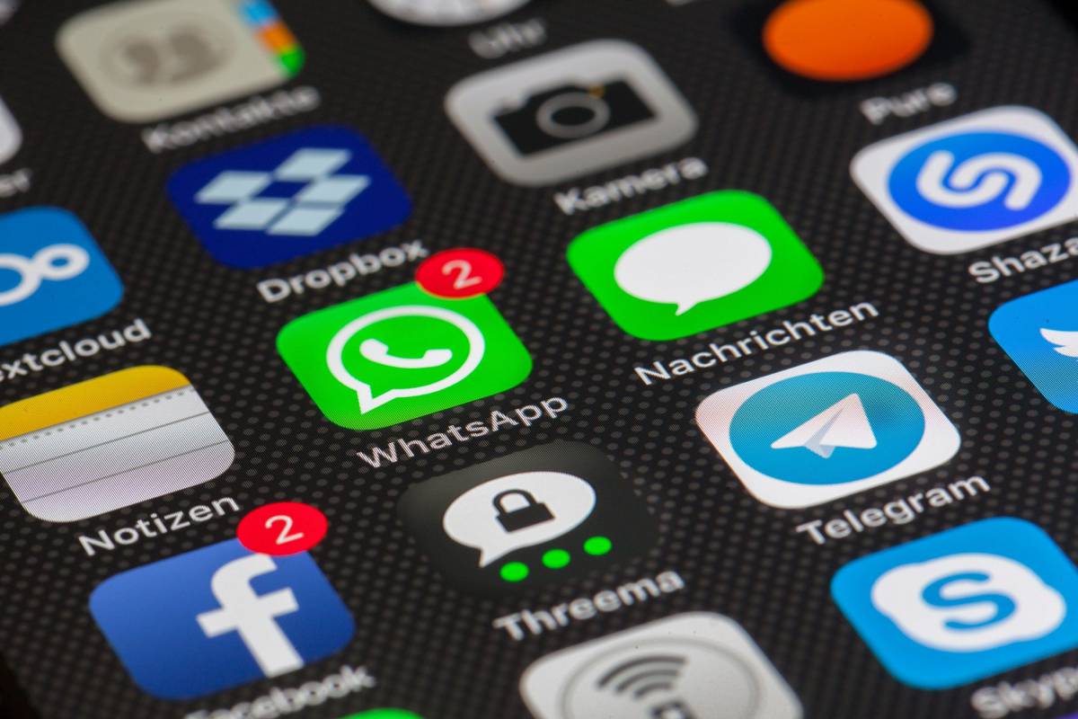 Chat Whatsapp: mutilazioni, suicidi, foto hot, denunciati 20 minorenni article-post
