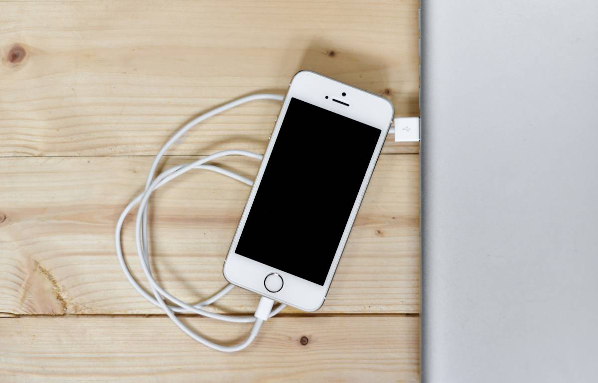 iPhone 12 senza caricatore: Apple lancia il sondaggio article-post