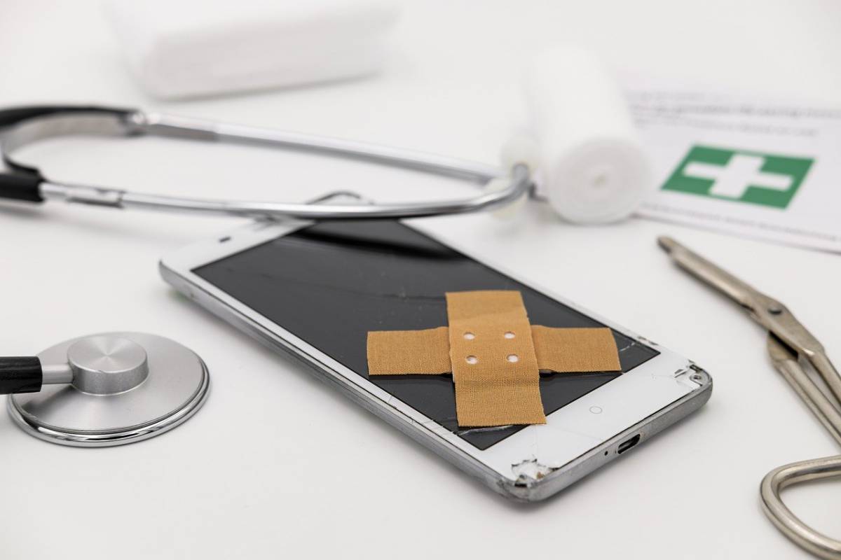 Salvare lo smartphone caduto in acqua, ecco come fare article-post