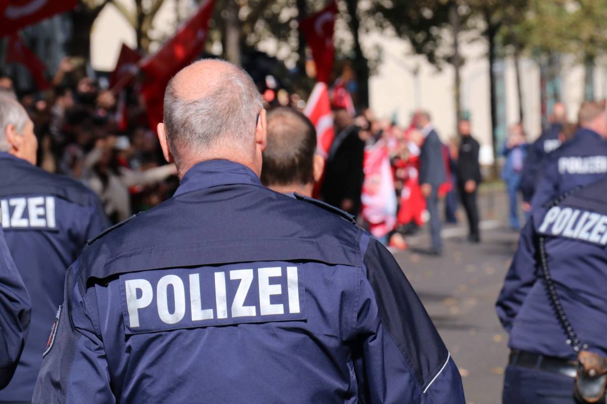 Un milione di negazionisti in protesta a Berlino contro le misure anti contagio article-post