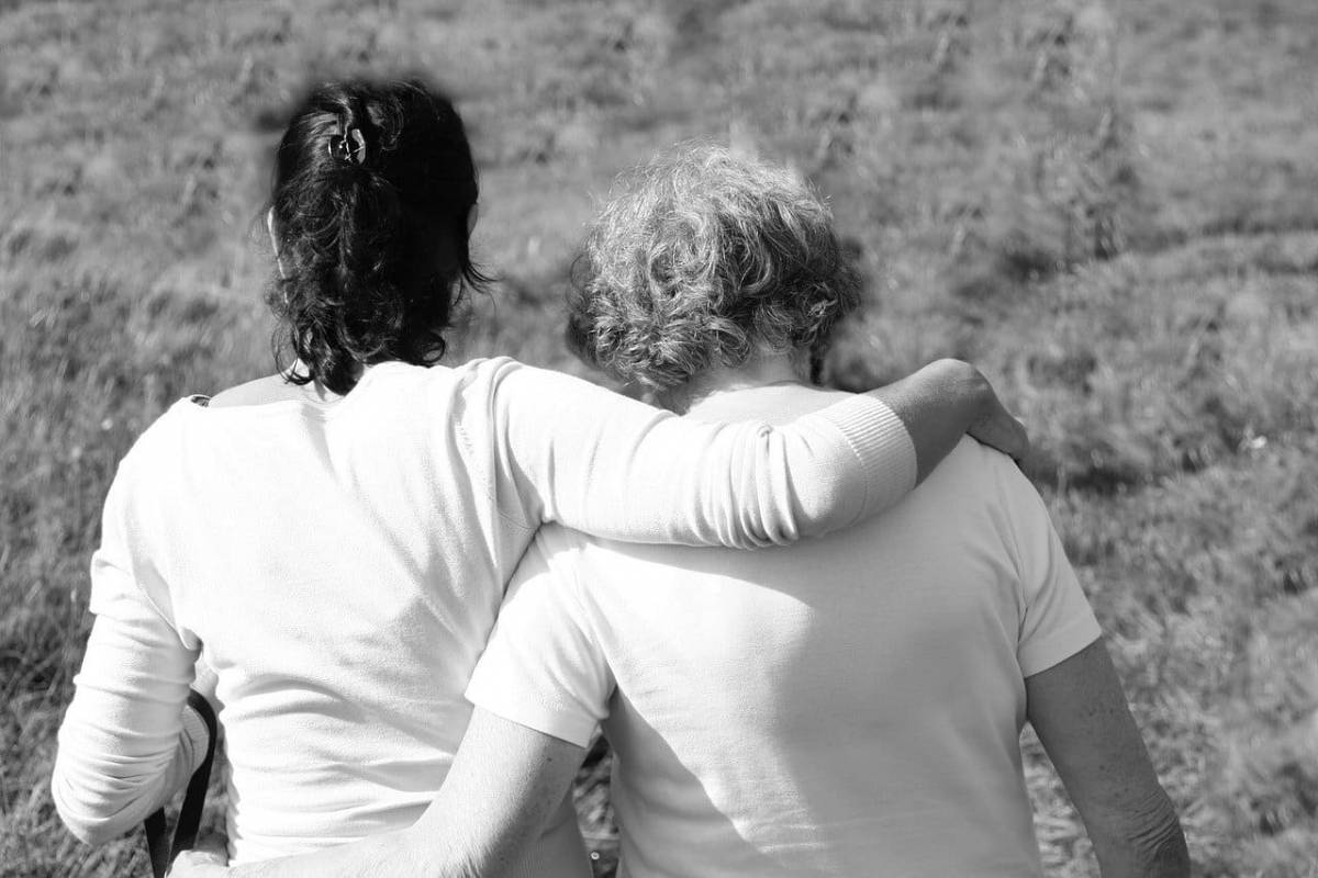 Furto con abbraccio: ecco come i rom derubano gli anziani, come evitarlo article-post