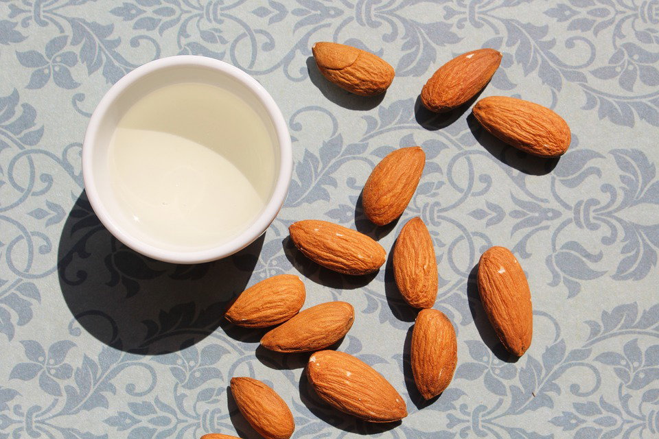 Latte di mandorla e miele perchè bisogna berlo? article-post