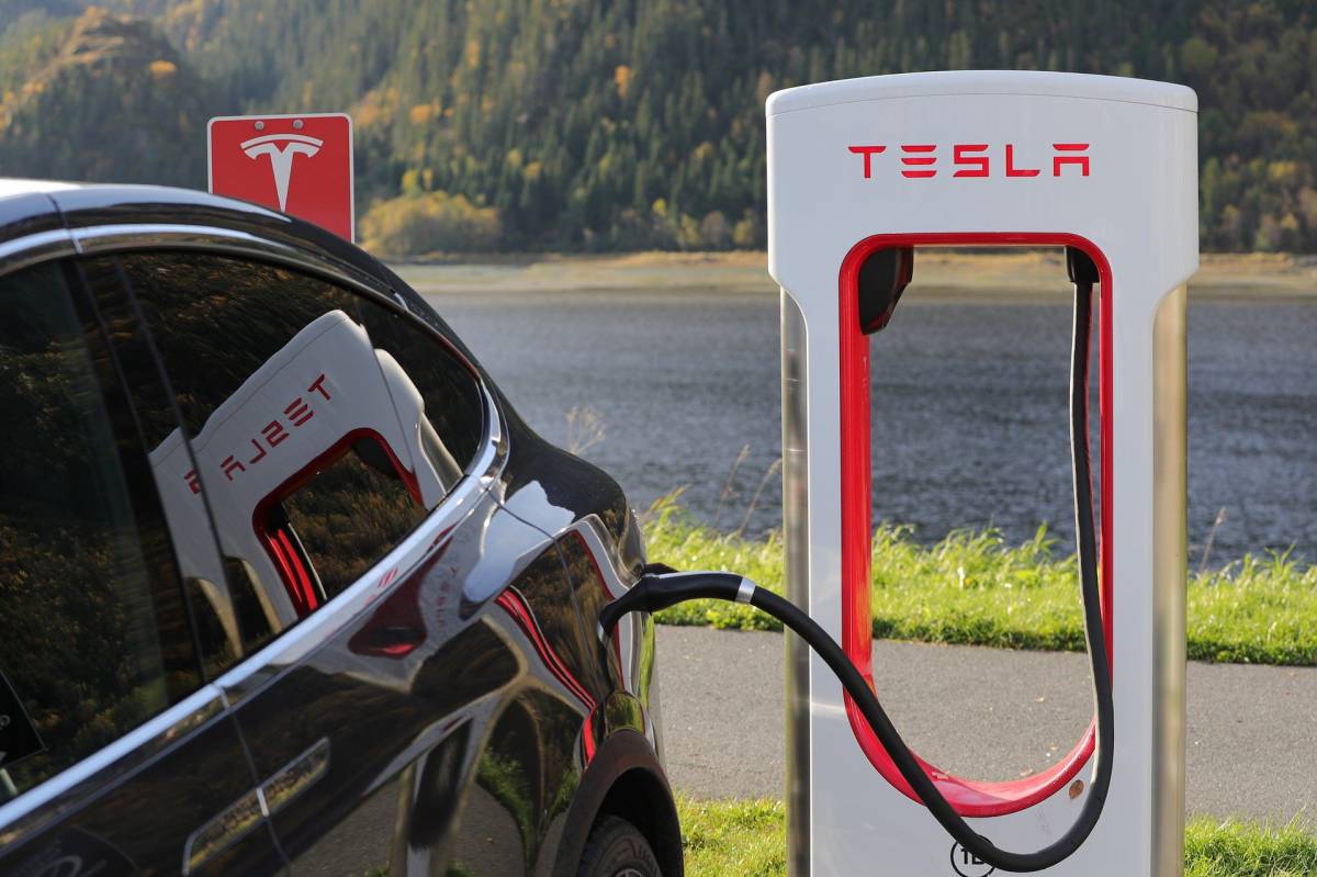 Elon Musk e l’importanza delle batterie: uno strumento del passato a servizio del futuro article-post