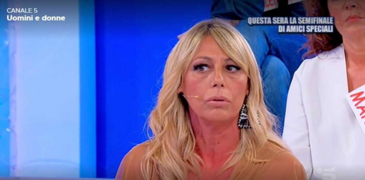 Uomini e Donne, caos al trono over: la reazione del web alle offese ad Aurora article-post