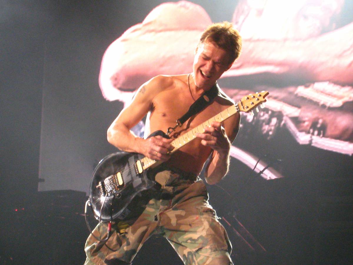 Morto a 65 anni Eddie Van Halen, il cancro l’ha portato via article-post