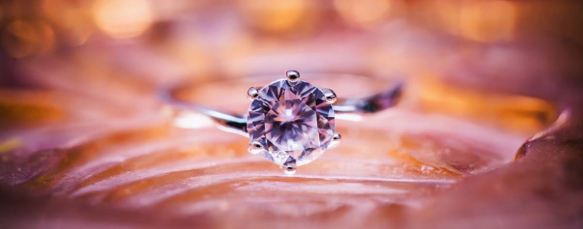 Come riconoscere se un diamante è vero o falso? Ecco cinque metodi efficaci e veloci article-post