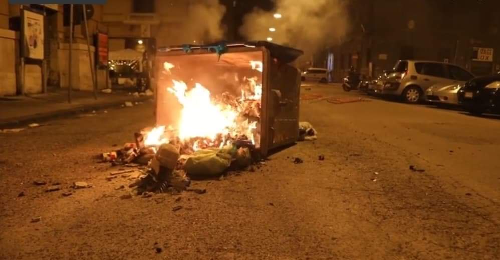 Lockdown e guerriglia a Napoli: gruppi di estremisti si sono “infiltrati” nella manifestazione pacifica dei commercianti article-post