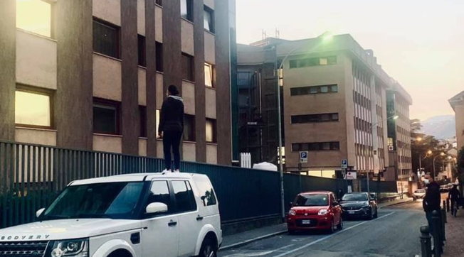 Una figlia sul tetto dell’auto per salutare la mamma, ricoverata per Covid-19 article-post