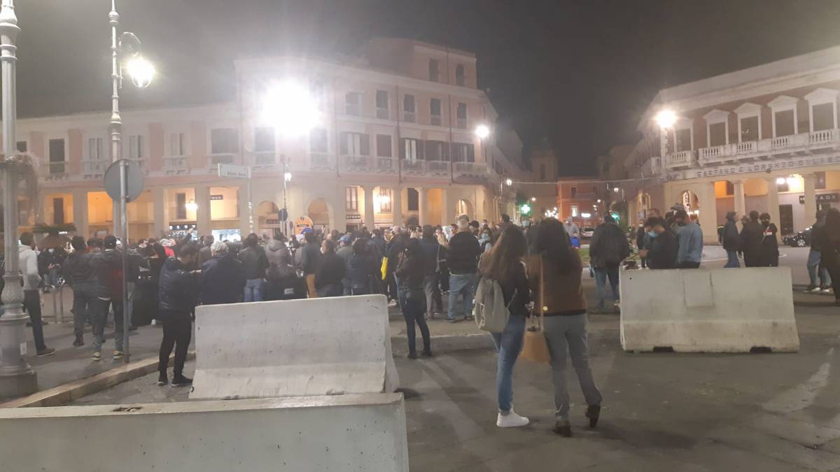 Crotone scende in piazza: protesta pacifica contro le chiusure imposte dal Governo article-post