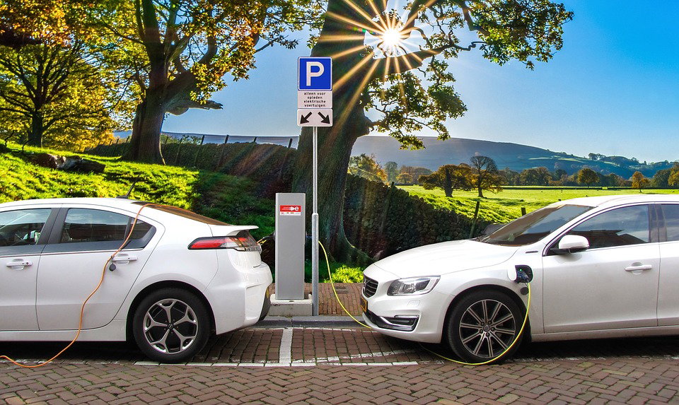 Auto elettriche e colonnine per la ricarica: come si usano? article-post