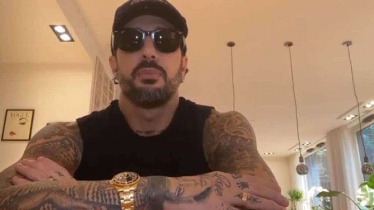 Fabrizio Corona esce dal carcere: la foto shock sui social article-post