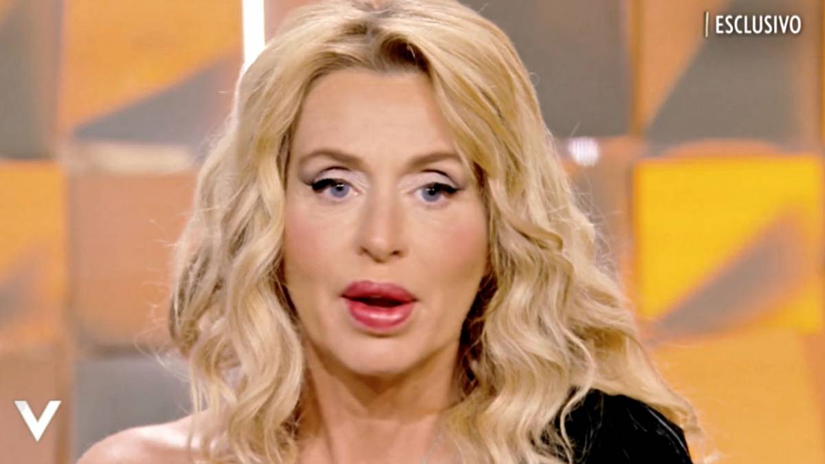 Valeria Marini mangia la torta per il suo compleanno: “Non sapevo potevo dividerla con voi” article-post