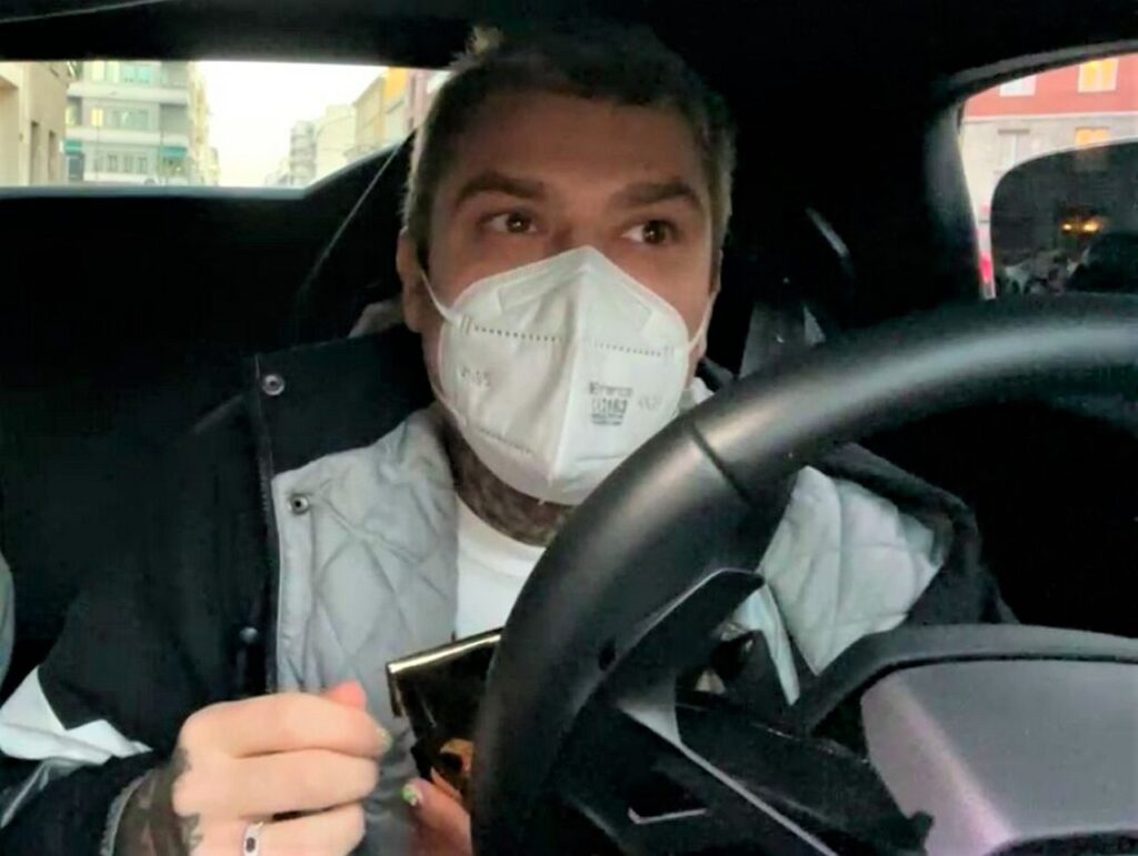 Fedez replica alla polemica sulla sua donazione: “La prossima volta prenderò la metro” article-post