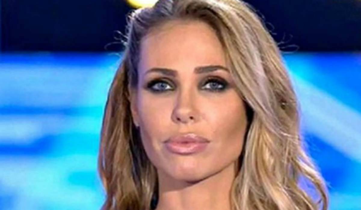 “Da lei non ci salviamo” a chi sono rivolte le parole di Ilary Blasi? article-post