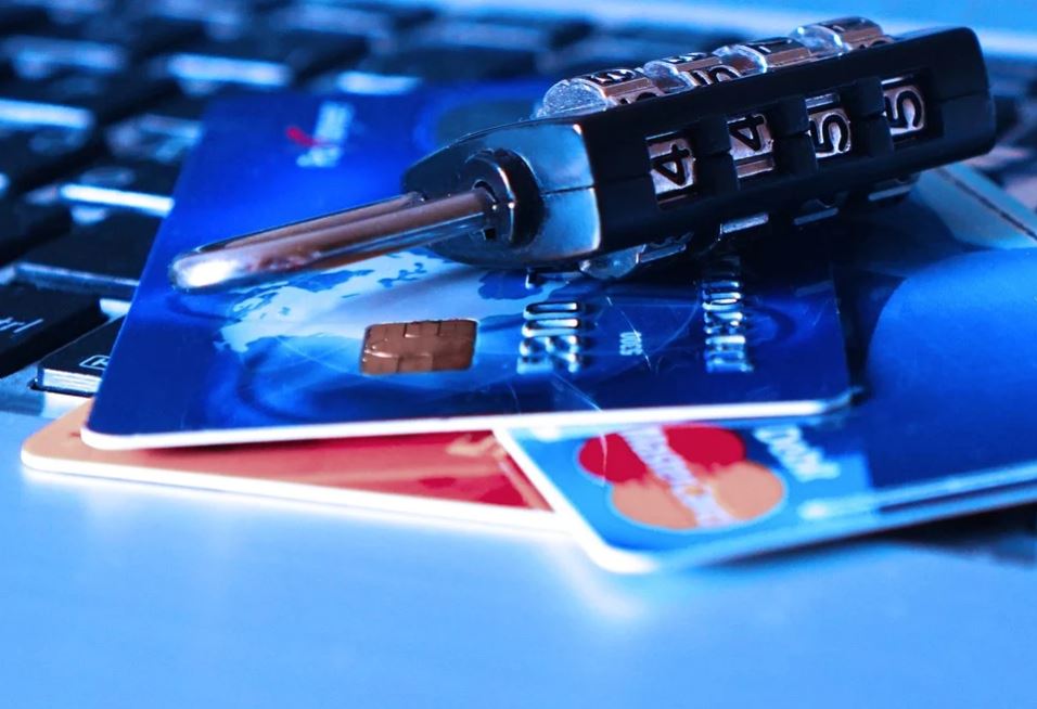 Furto carta di credito anche online: arriva la doppia autenticazione SCA article-post