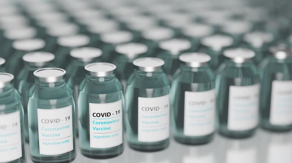 Medico spacciava soluzione fisiologica per vaccino: “Non volevo fare brutta figura” article-post