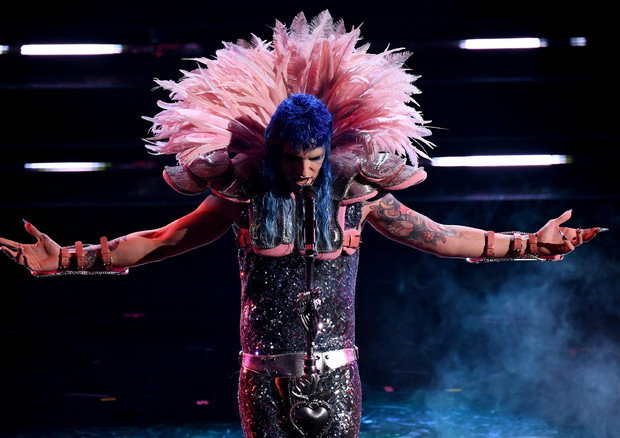 Achille Lauro e la lettera all’umanità tra il glam rock e l’onirico. Ecco il testo integrale article-post