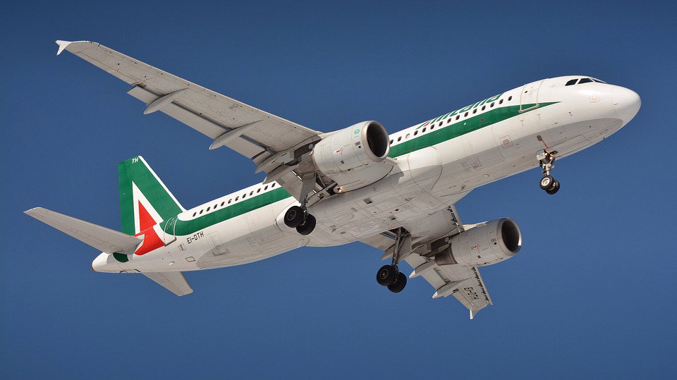 Alitalia diventerà più piccola con il nuovo piano industriale in revisione article-post