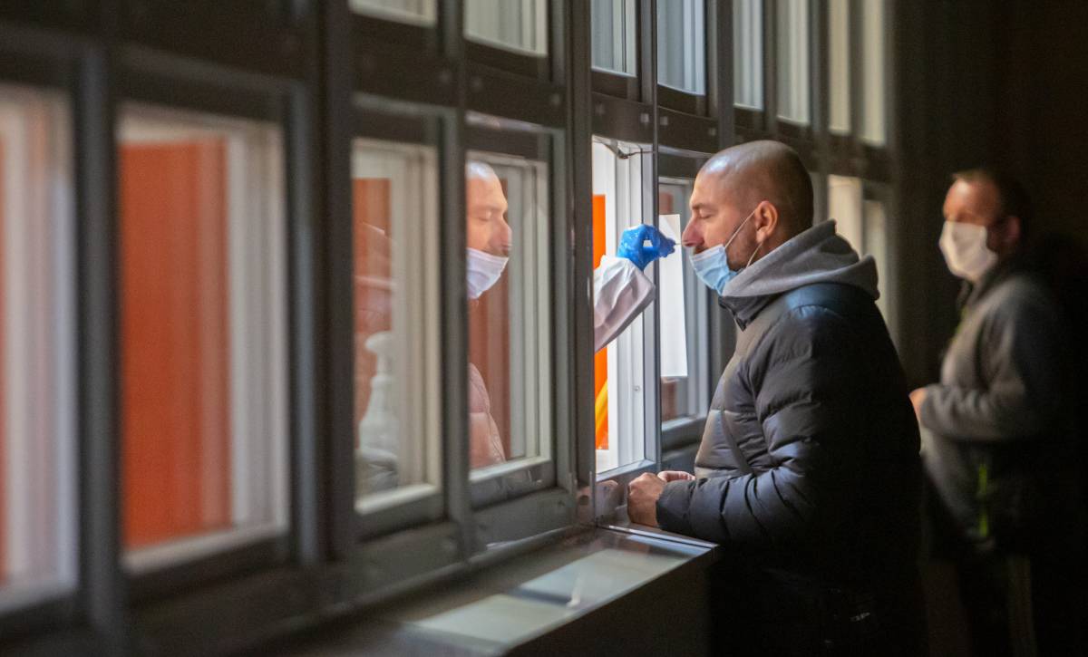 Mascherine ancora obbligatorie all’aperto e discoteche chiuse, ecco cosa ha deciso il CdM article-post