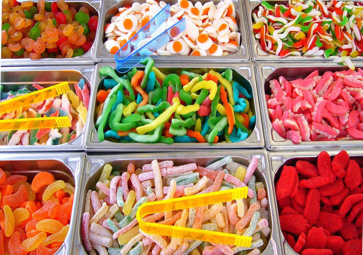 Quali sono i cibi più dannosi e che contengono più zuccheri e grassi? article-post