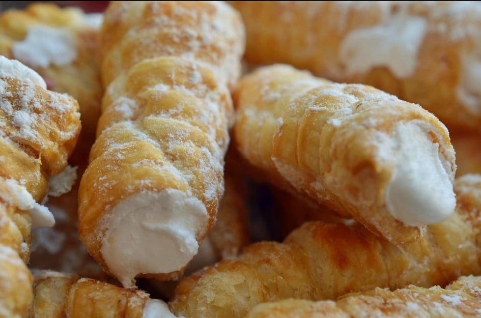Cannoli di pasta sfoglia con crema chantilly in friggitrice ad aria article-post