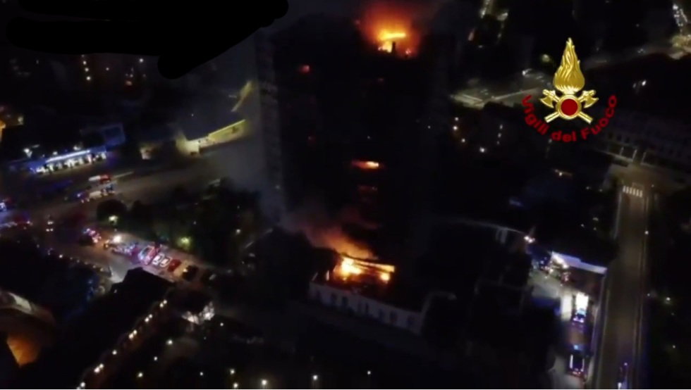 Incendio Milano: ancora in fiamme il grattacielo dove abitavano 70 famiglie article-post
