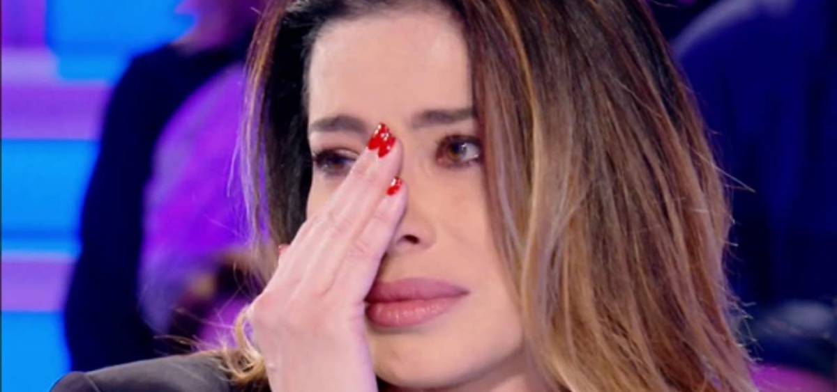 Aida Yespica confessione in diretta: “Ho subito violenze” article-post