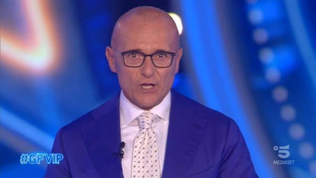 GF Vip 7, l’annuncio di Signorini spiazza: torna lei! Scoppia la polemica article-post