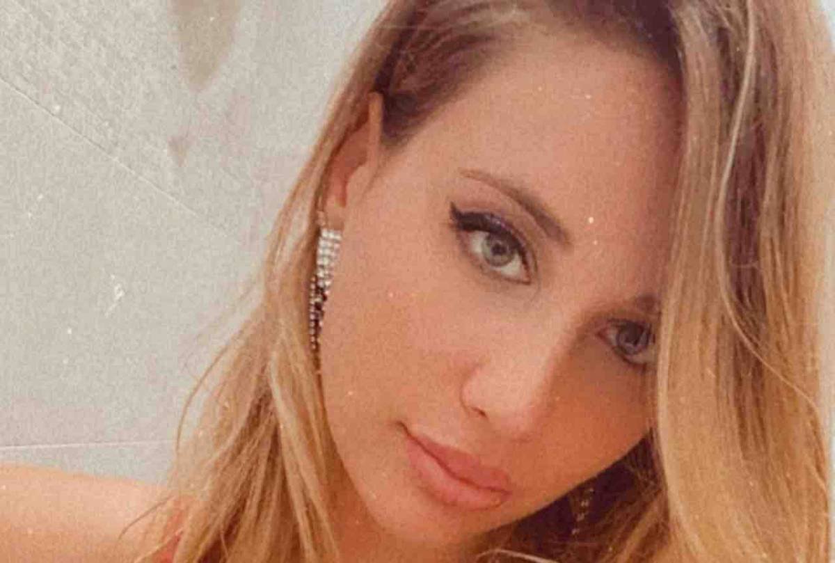 Gigi D’Alessio, Denise Esposito mostra il pancino: lo scatto è virale FOTO article-post