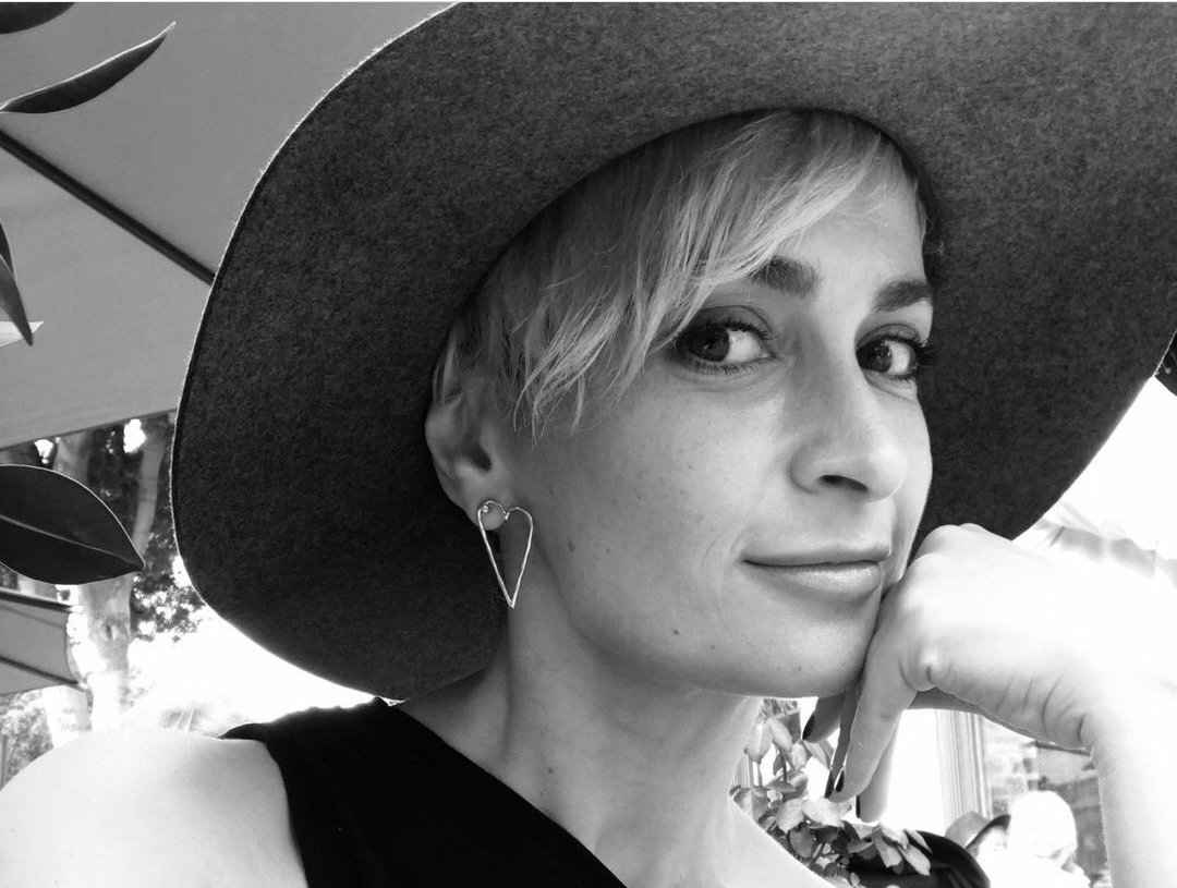 La morte di Halyna Hutchins: “La tenevo tra le braccia mentre stava morendo. Il suo sangue era sulle mie mani” article-post