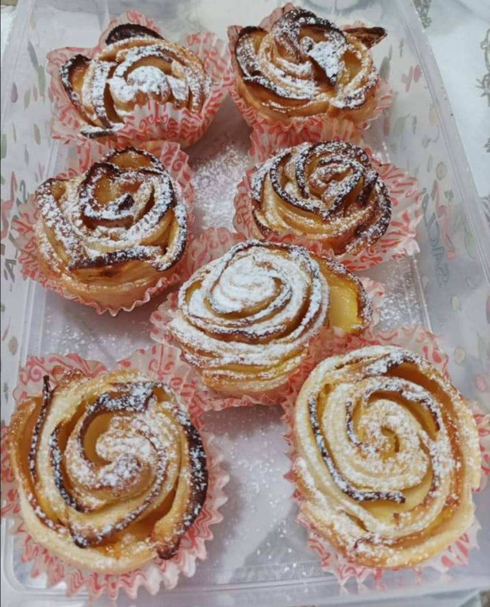 Rose di pasta sfoglia, mele e marmellata in friggitrice ad aria article-post
