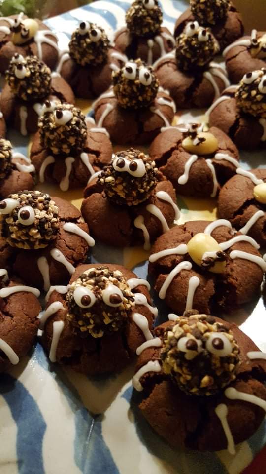 Ragnetti di Halloween su biscotti al cioccolato, i dolcetti facili e golosissimi article-post