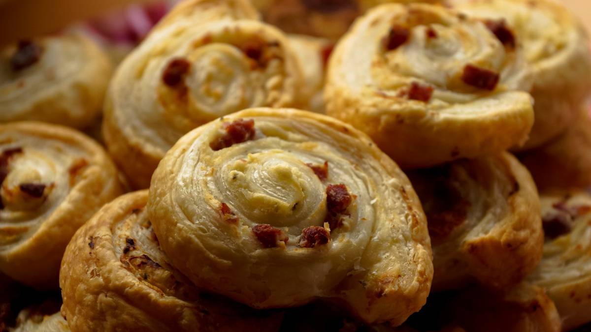 Girelle di pasta sfoglia con speck e formaggio in friggitrice ad aria article-post