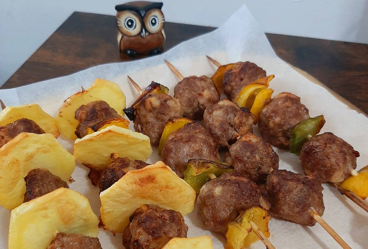 Spiedini di polpette e patate in friggitrice ad aria, il tormentone che impazza sul web article-post