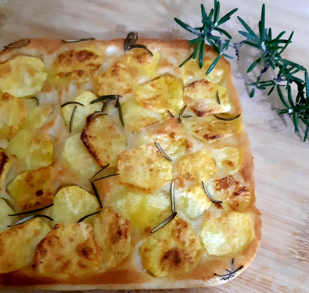 Pizza di patate con impasto liquido in friggitrice ad aria article-post