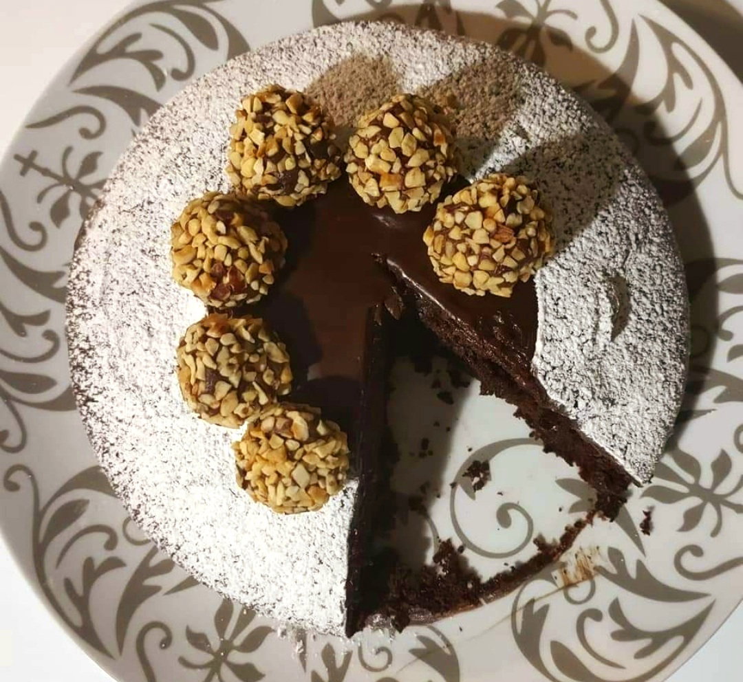 Torta al cioccolato con tartufini alle nocciole in friggitrice ad aria article-post