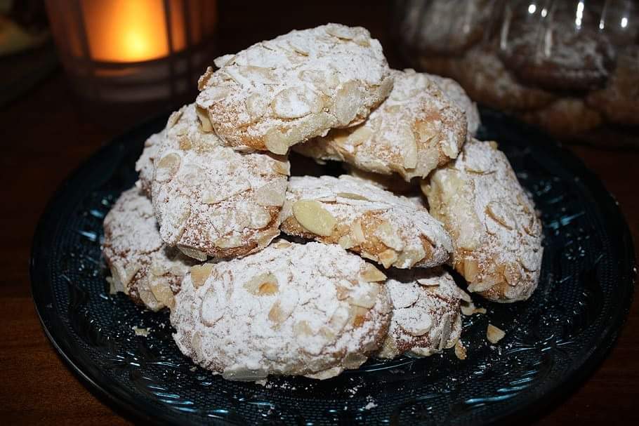Biscotti ricotta e limone con scaglie di mandorle in friggitrice ad aria article-post