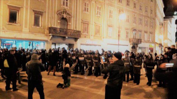 Trieste sotto assedio, la polizia carica i no green pass article-post