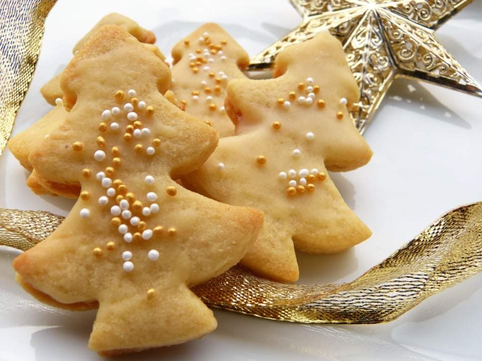 Biscotti alberelli di Natale in friggitrice ad aria, li puoi anche appendere article-post