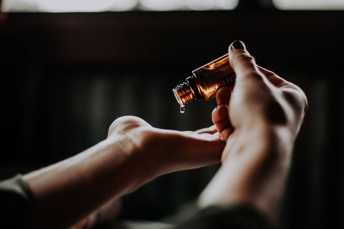 L’Olio che ritarda la comparsa dei capelli bianchi, qual è e come usarlo article-post