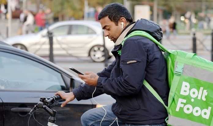 Covid e ristorazione, Coldiretti: “Calo verticale dei consumi alimentari fuori casa, boom per il food delivery” article-post