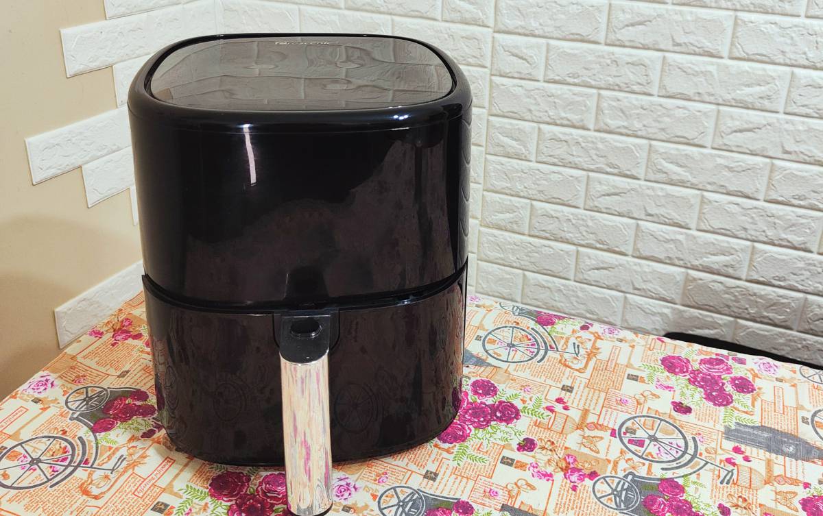Hai la friggitrice ad aria sporca? Puliscila velocemente con questo ingrediente article-post