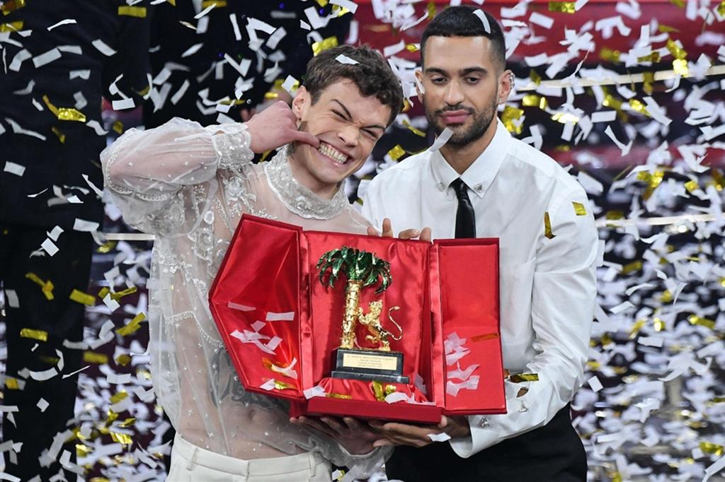 Sanremo 2022, Mahmood e Blanco vincono: il gesto per i fans article-post