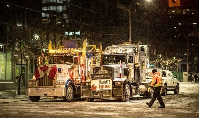 Canada, la protesta dei camionisti antivax mette in crisi il settore auto article-post