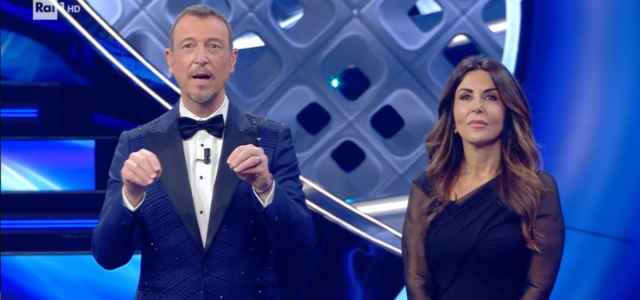 Sabrina Ferilli conquista l’Ariston: il non monologo è d’applauso article-post