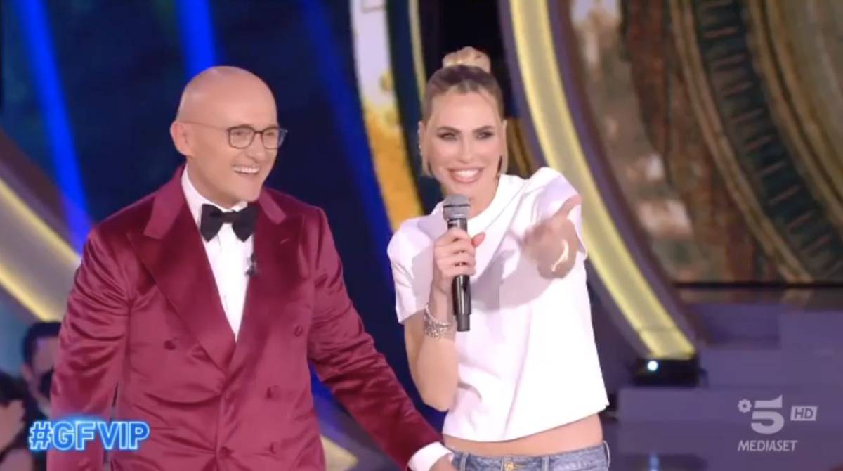 Ilary Blasi asfalta Alex Belli: “Non ti vorrei neanche fuori casa” article-post
