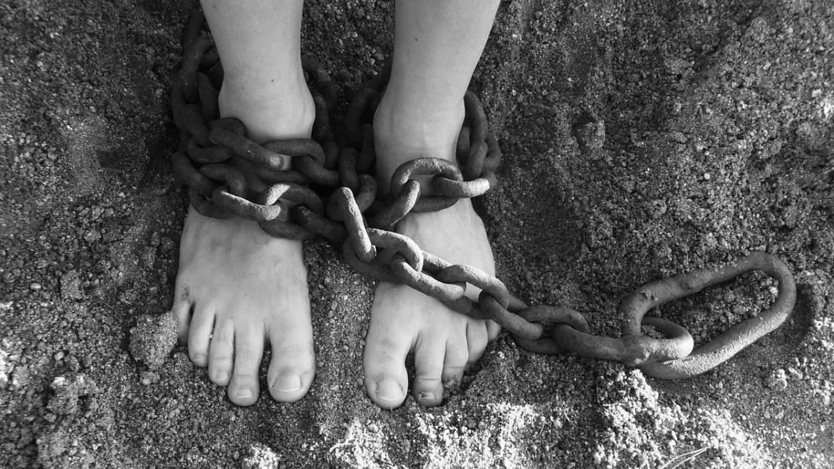 Incatenata mani e piedi: 3 anni di abusi, arrestata la mamma article-post