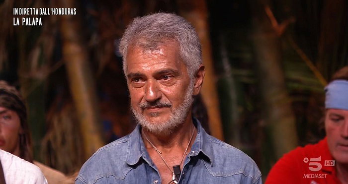 Isola dei Famosi, Gustavo Rodriguez torna a casa: l’ironia di Ilary e Luxuria article-post